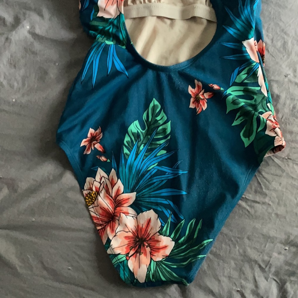 Swimsuit - Picture 4 of 4